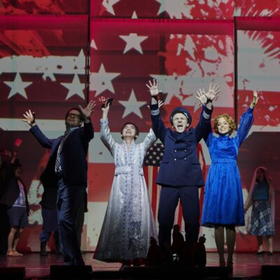 Morgan Moody (Henry Kissinger), Daegyun Jeong (Chou En-lai), Petr Sokolov (Richard Nixon), und Irina Simmes (Pat Nixon) in Adams „Nixon in China“