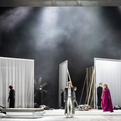 Kay Stiefermann (Gyges), Tilmann Unger (König Kandaules) und Iordanka Derilova (Nyssia) in Zemlinskys „Der König Kandaules“