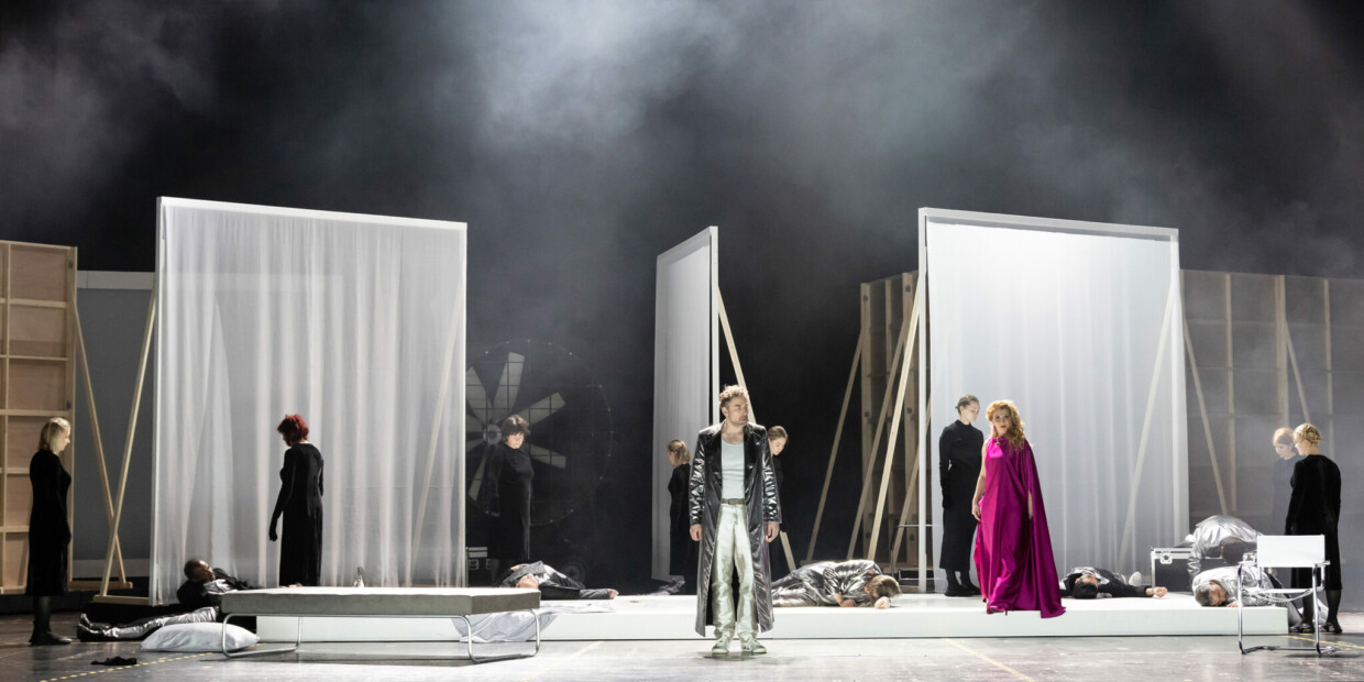 Kay Stiefermann (Gyges), Tilmann Unger (König Kandaules) und Iordanka Derilova (Nyssia) in Zemlinskys „Der König Kandaules“