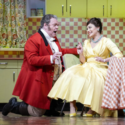 Michael Volle als Falstaff and Ailyn Pérez als Alice in Giuseppe Verdis Vertonung von Shakespeares „Die lustigen Weiber von Windsor“