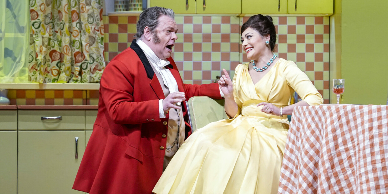 Michael Volle als Falstaff and Ailyn Pérez als Alice in Giuseppe Verdis Vertonung von Shakespeares „Die lustigen Weiber von Windsor“