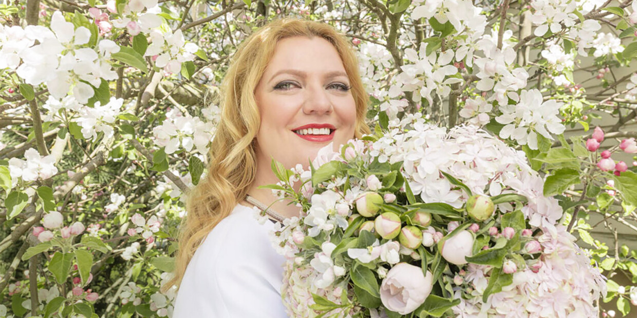 Kaum zu glauben angesichts der Blumenseligkeit, aber die Elektra ist eine von Aile Asszonyis Paraderollen