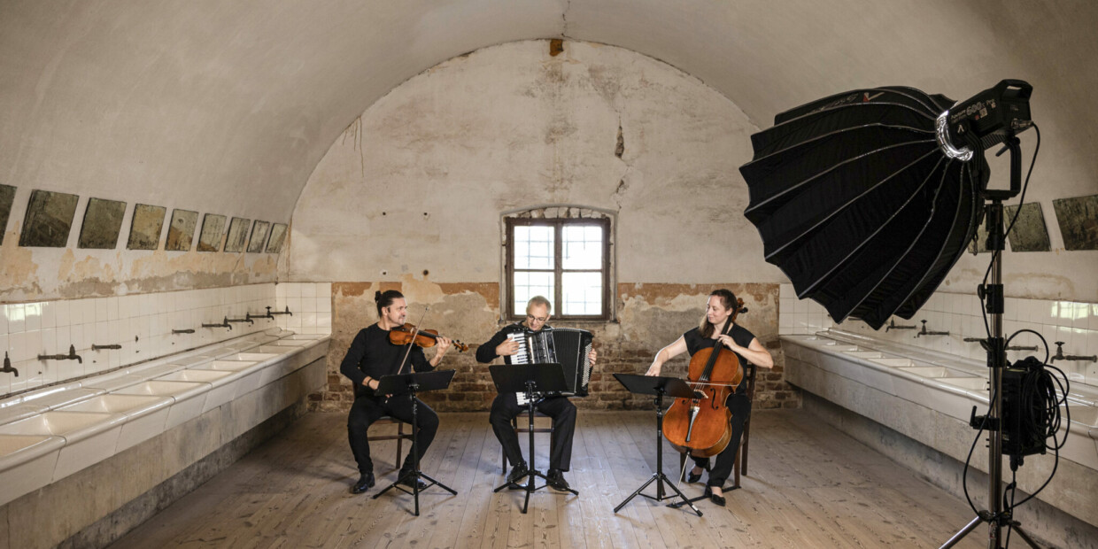Musiker des Jewish Chamber Orchestra Munich spielen Viktor Ullmanns Musik im KZ Theresienstadt ein
