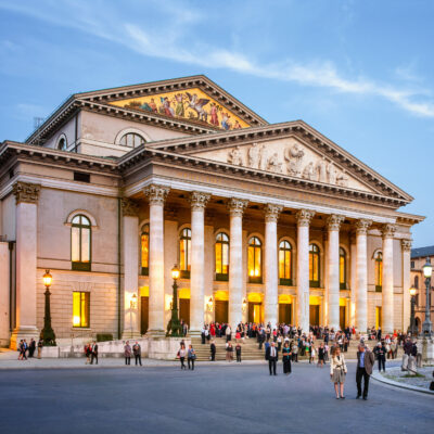 Vier Stunden Spieldauer warten auf die Besucher der Bayerischen Staatsoper bei „Krieg und Frieden“