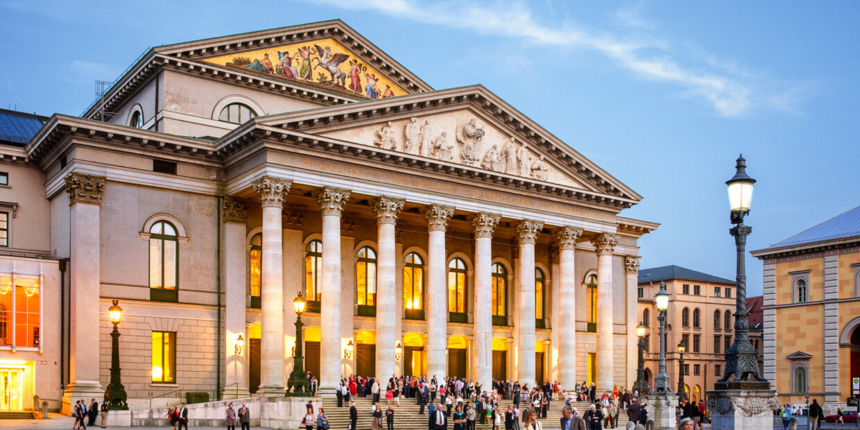 Vier Stunden Spieldauer warten auf die Besucher der Bayerischen Staatsoper bei „Krieg und Frieden“