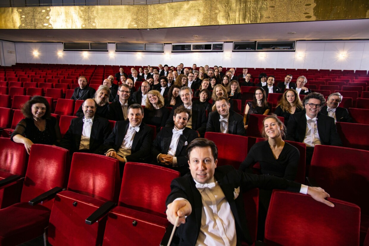 Dvořák und Strauss mit Werkzeug und Schubkarre