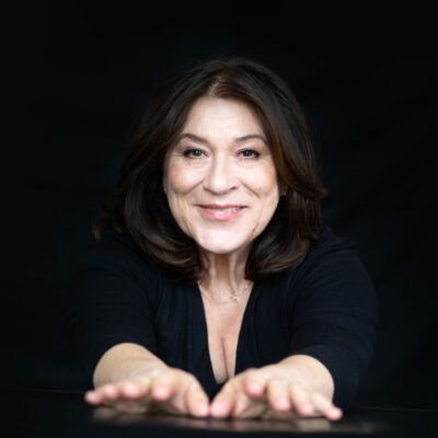 Die Grande Dame des Theaters Eva Matters rezitiert bei den KULTURKRAFTTAGEN im PS.SPEICHER Einbeck Auster, Kaschnitz und Ruefle.
