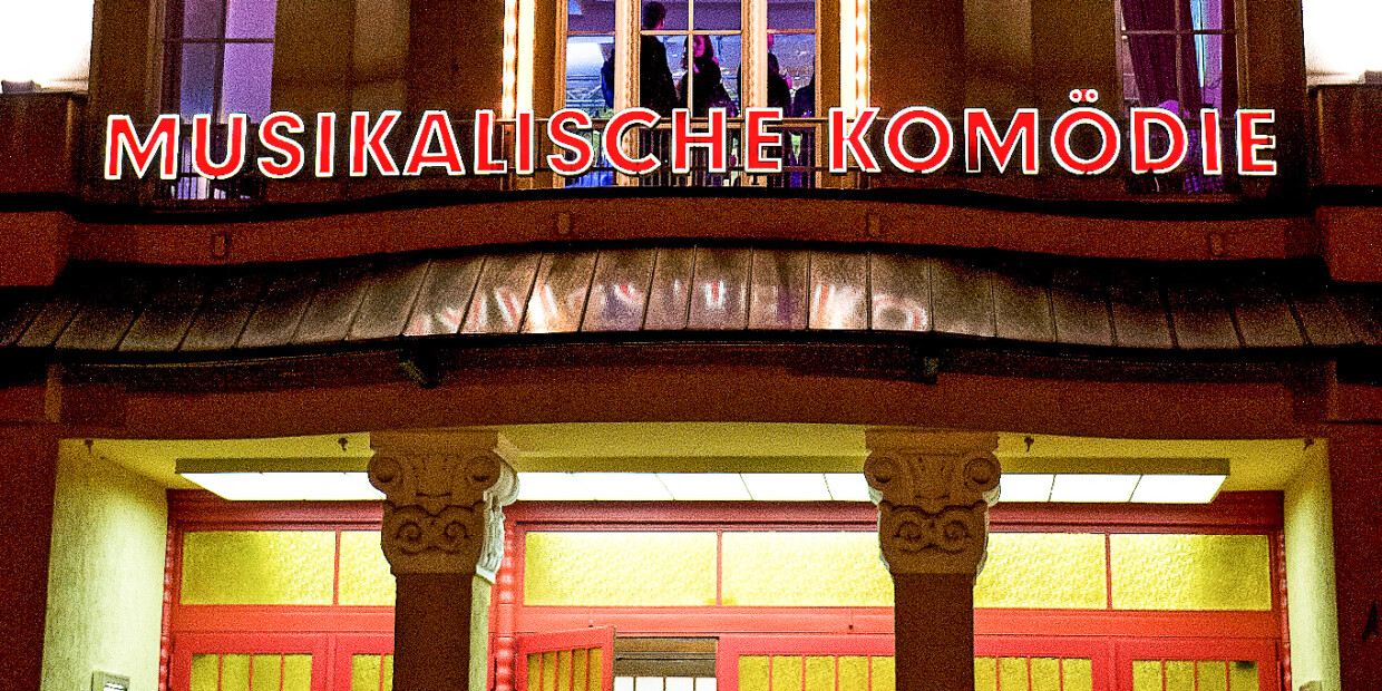 Zur Künstler-WG mit Geldsegen wird die Bühne der Musikalischen Komödie in Kálmáns „Das Veilchen von Montmartre“
