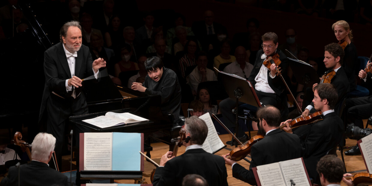 Das Lucerne Festival Orchestra unter Leitung von Riccardo Chailly und mit Mao Fujita als Solisten in Rachmaninows zweitem Klavierkonzert