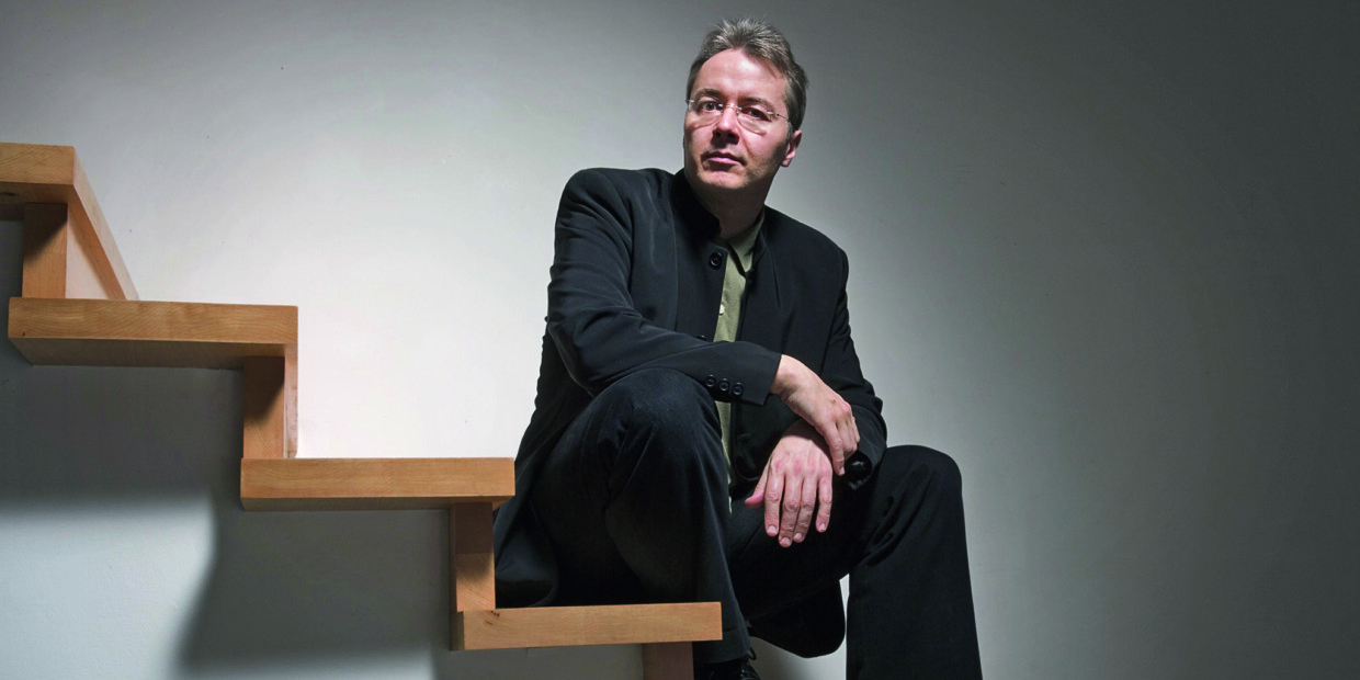 Kehrt mit Ligeti zurück ans Pult des NDR Elbphilharmonie Orchesters: Stefan Asbury