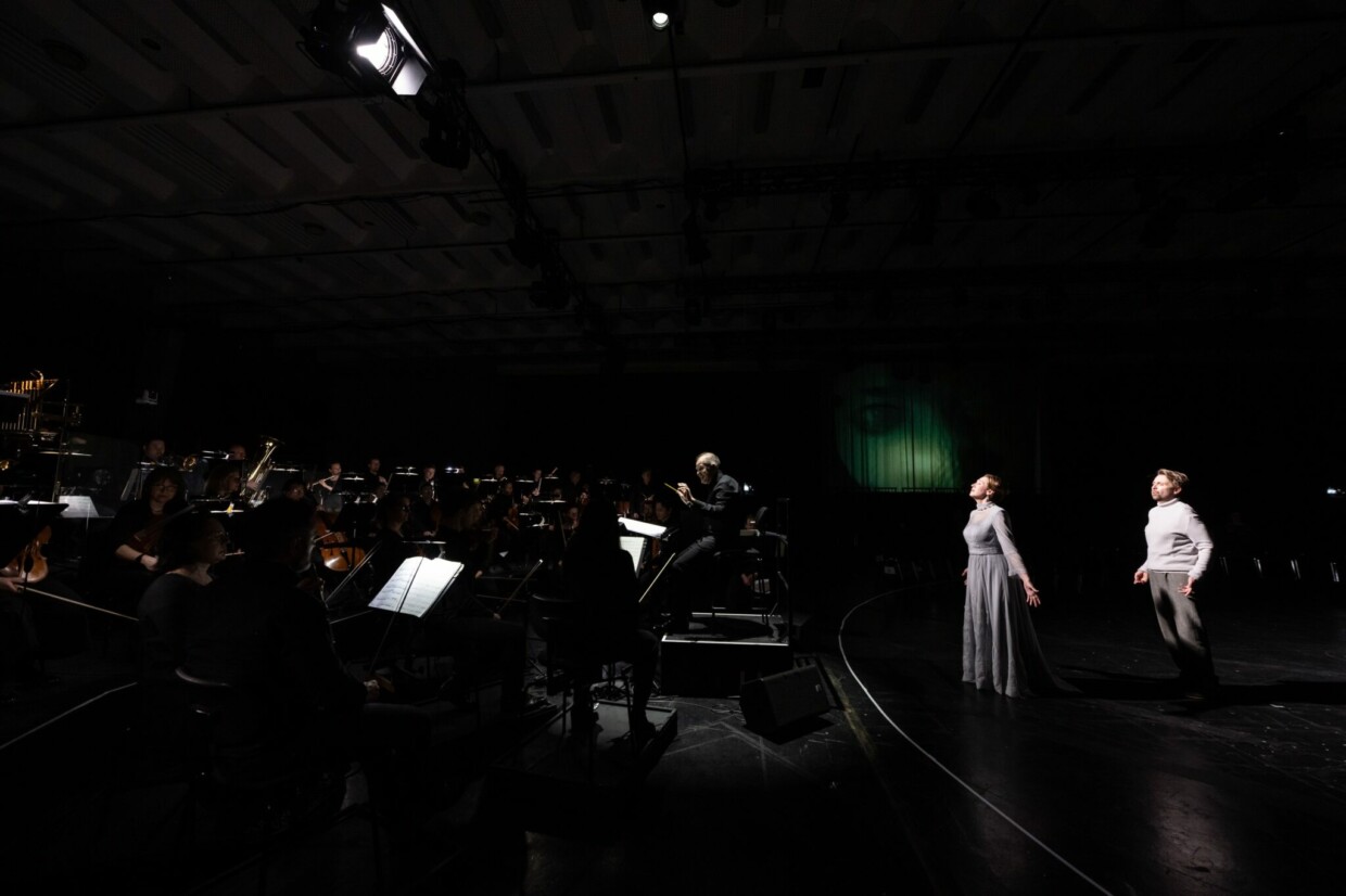 Szenenbild aus „Das Biest im Dschungel“ an der Oper Köln