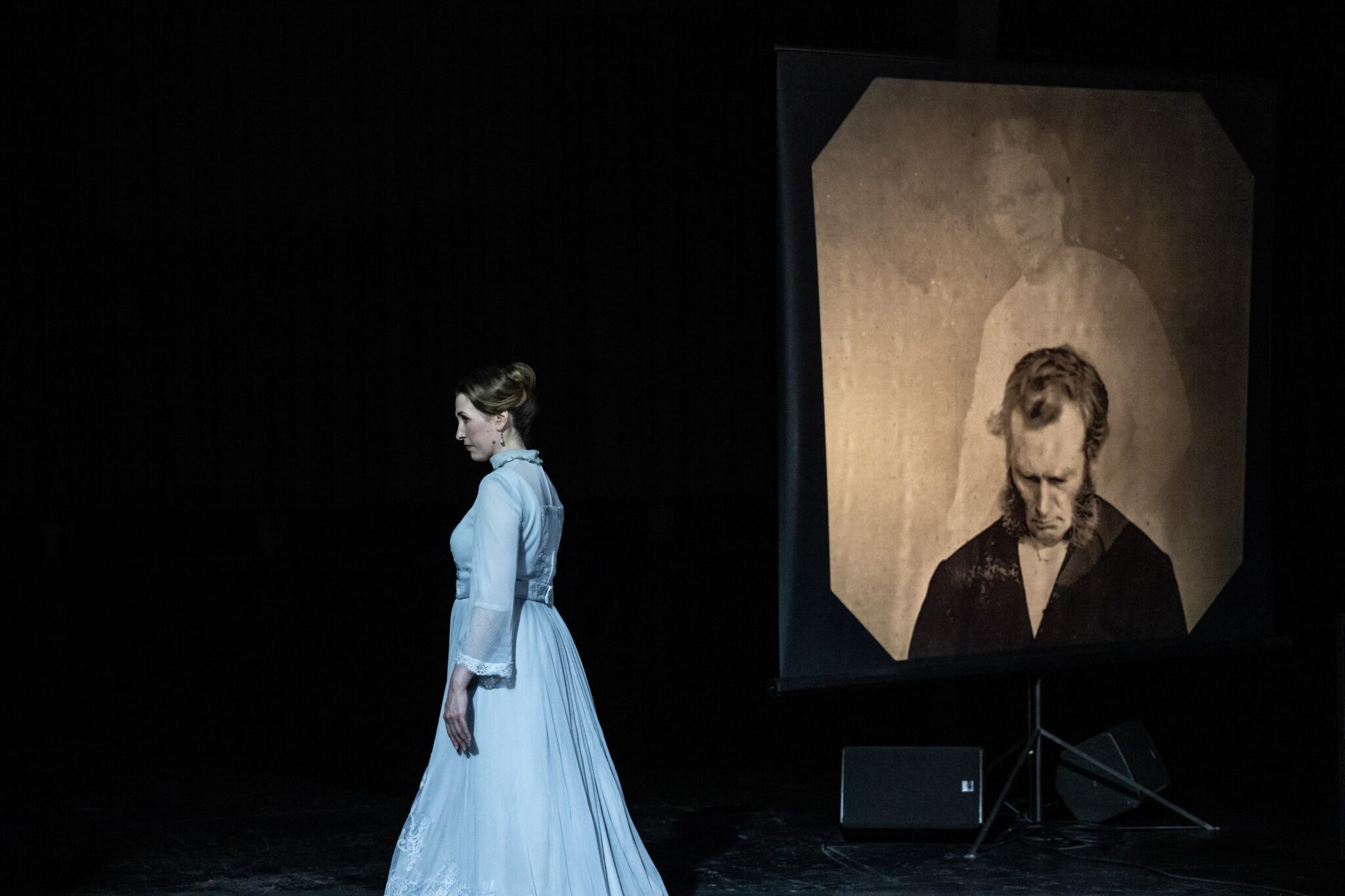 Szenenbild aus „Das Biest im Dschungel“ an der Oper Köln