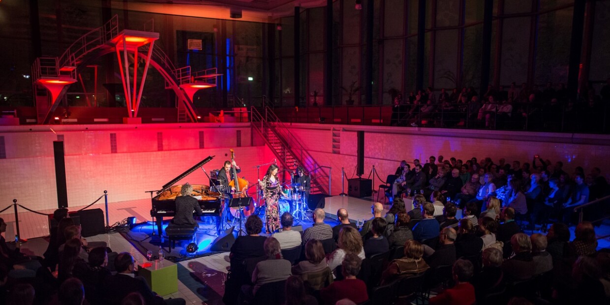 Mit dem Kopf zuerst: Im Hallenbad trifft wissenschaftlicher Vortrag auf Neue Musik