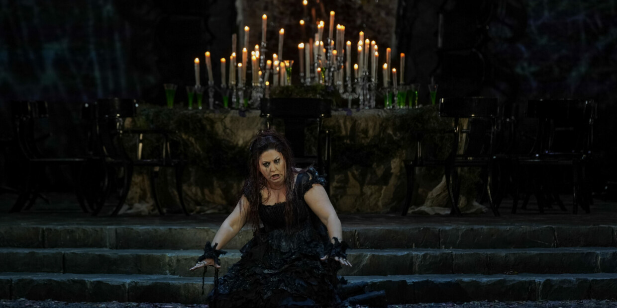 Anna Pirozzi singt mit einer dunkel flammenden, imposant großen Sopranstimme die Titelpartie in Luigi Cherubinis „Medea“ an der Greek National Opera
