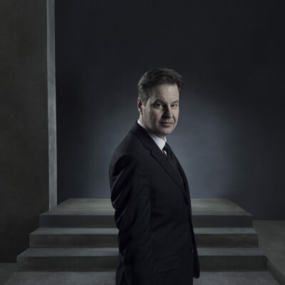 Der seriöse Schein trügt: Der menschenverachtende Frauenheld Don Giovanni (Peter Mattei) ist in diesem Monat auf Kinoleinwand zu sehen