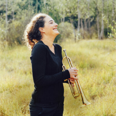 Die französische Musikerin Airelle Beson ist Teil des fünfköpfigen Ensembles