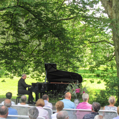 Bäume, Vögel, Flügel: So entspannt kann Musizieren bei „Klassik im Grünen“ Buckow sein.