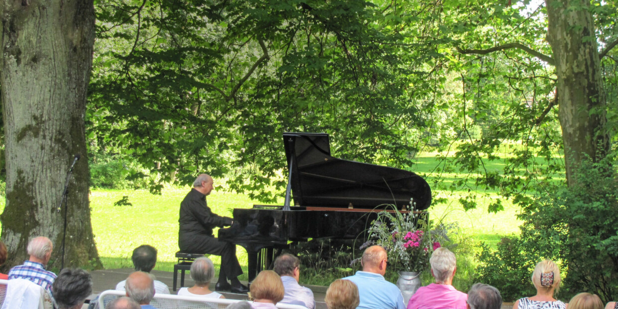 Bäume, Vögel, Flügel: So entspannt kann Musizieren bei „Klassik im Grünen“ Buckow sein.