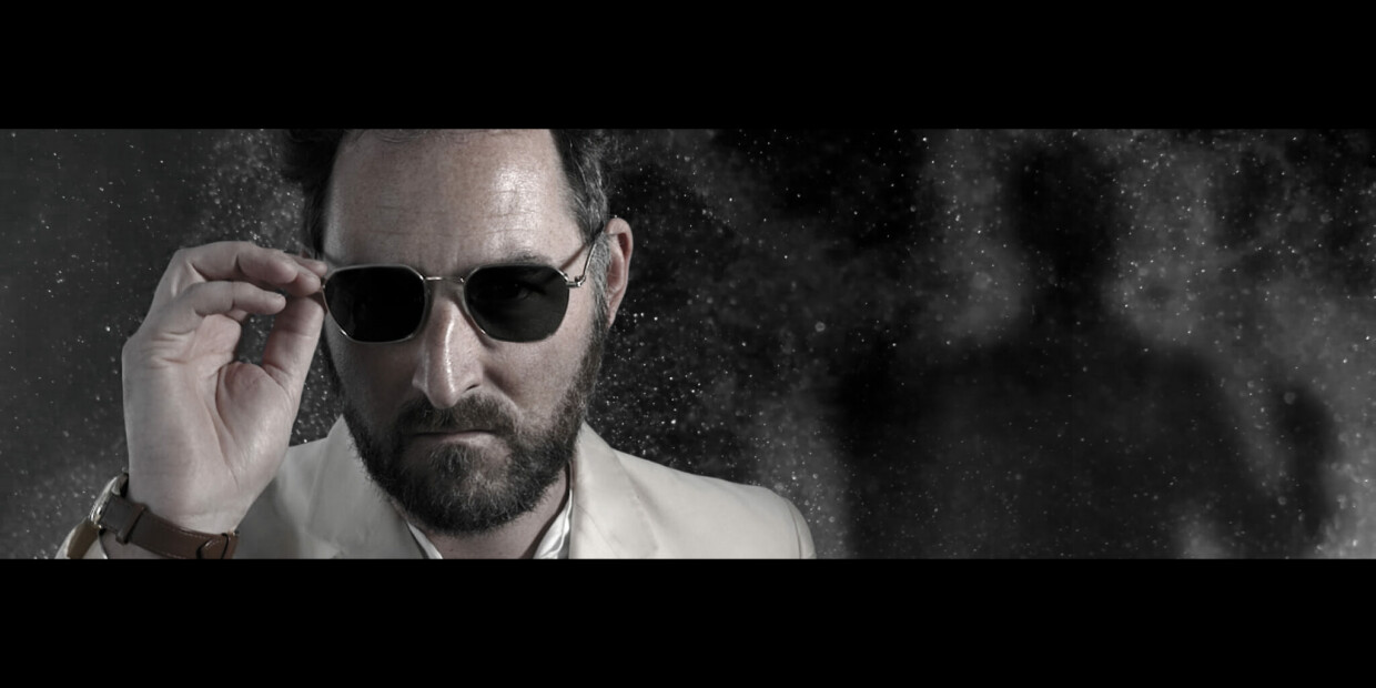 Noch Fragen? – Dirigent Johannes Zurl in Filmstar-Pose