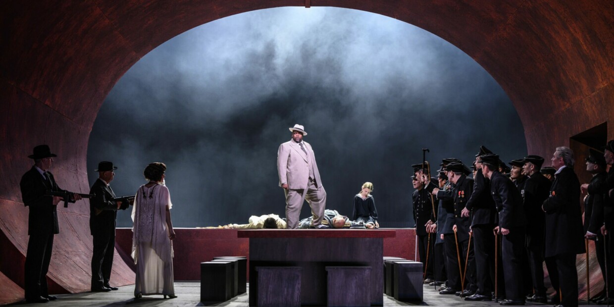Erfurts Intendant Guy Montavon inszeniert Weingartners „Orestes“ geradlinig, das Bühnenbild schafft Referenzen an legendäre Wagner-Produktionen