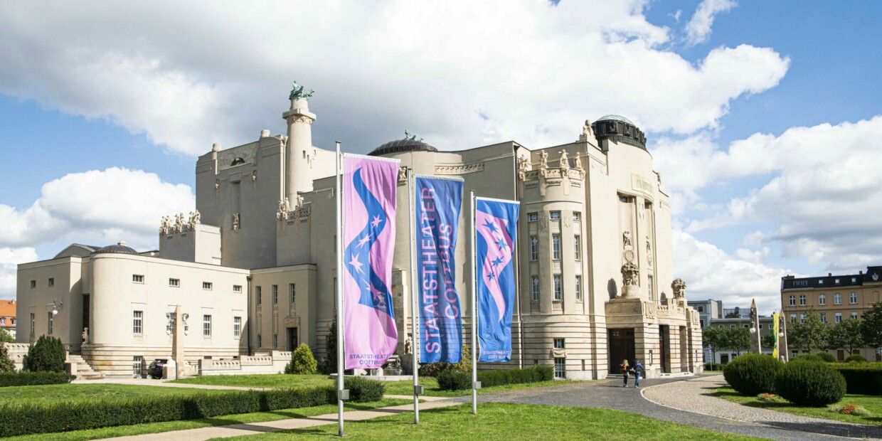 Auf der Bühne des Staatstheaters Cottbus wirbeln die Zwanzigerjahre durch
