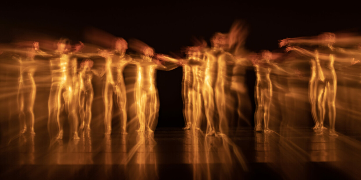 In den goldenen Bodysuits wirken die Bewegungen der Tänzer eisig und steril