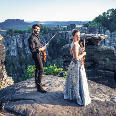 The Twiolins verquicken beim Schwarzwald Musikfestival Vivaldis „Vier Jahrezeiten“ mit Tangos von Piazzolla