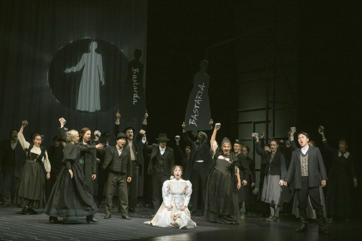 Szenenbild aus „La sonnambula“ am Theater Krefeld-Mönchengladbach