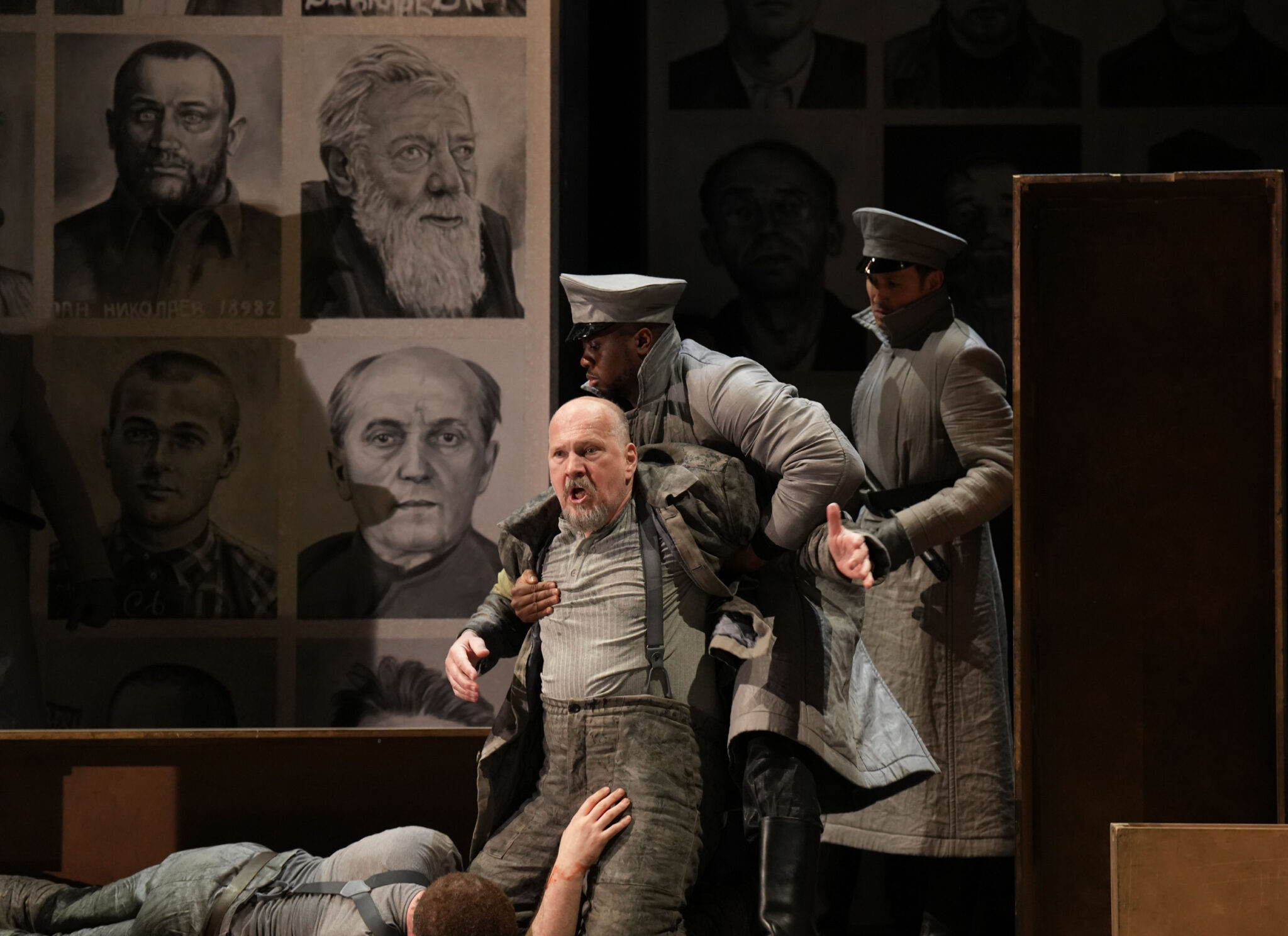 Szenenbild aus „Aus einem Totenhaus“ am Staatstheater Wiesbaden