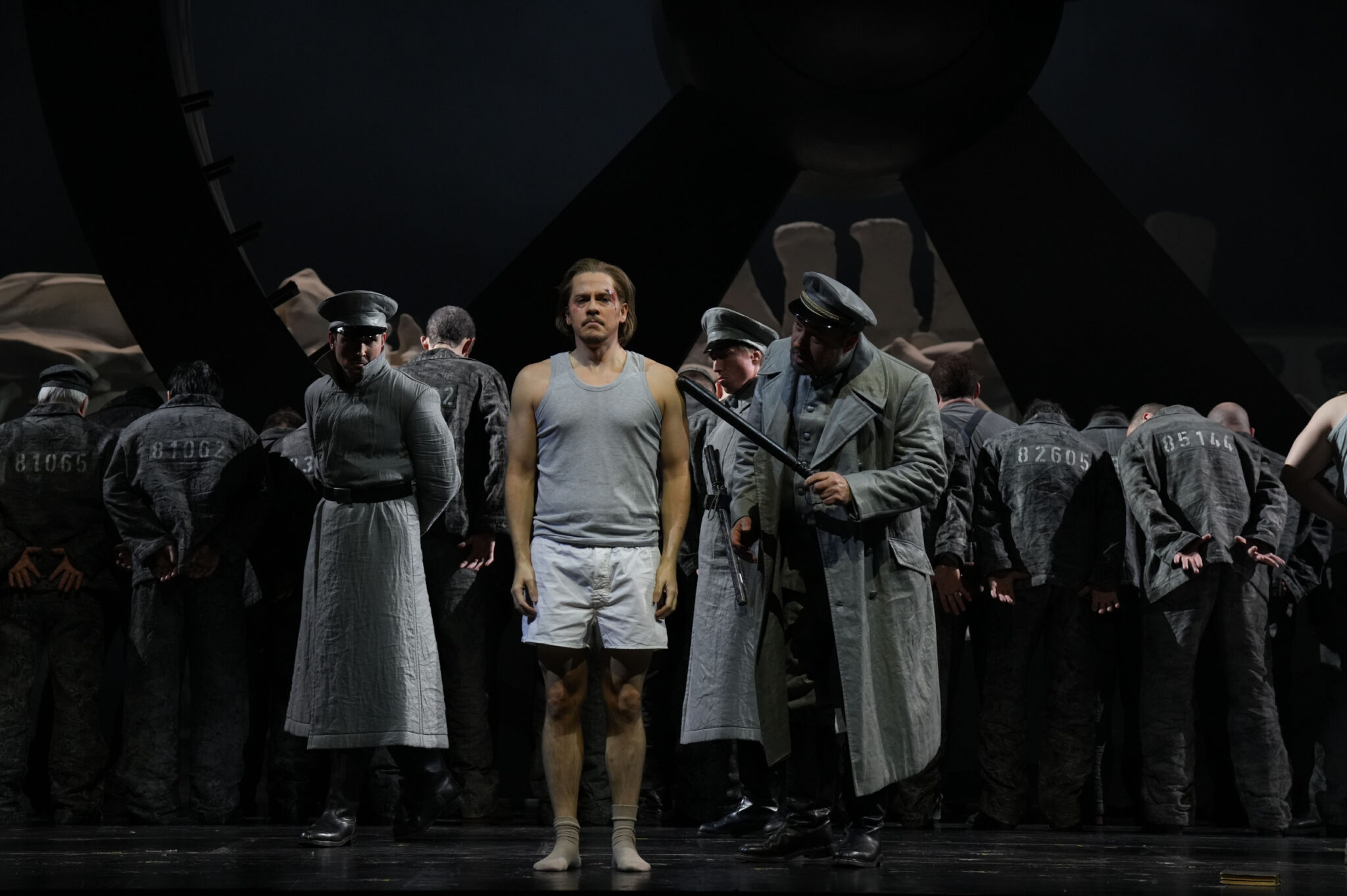 Szenenbild aus „Aus einem Totenhaus“ am Staatstheater Wiesbaden