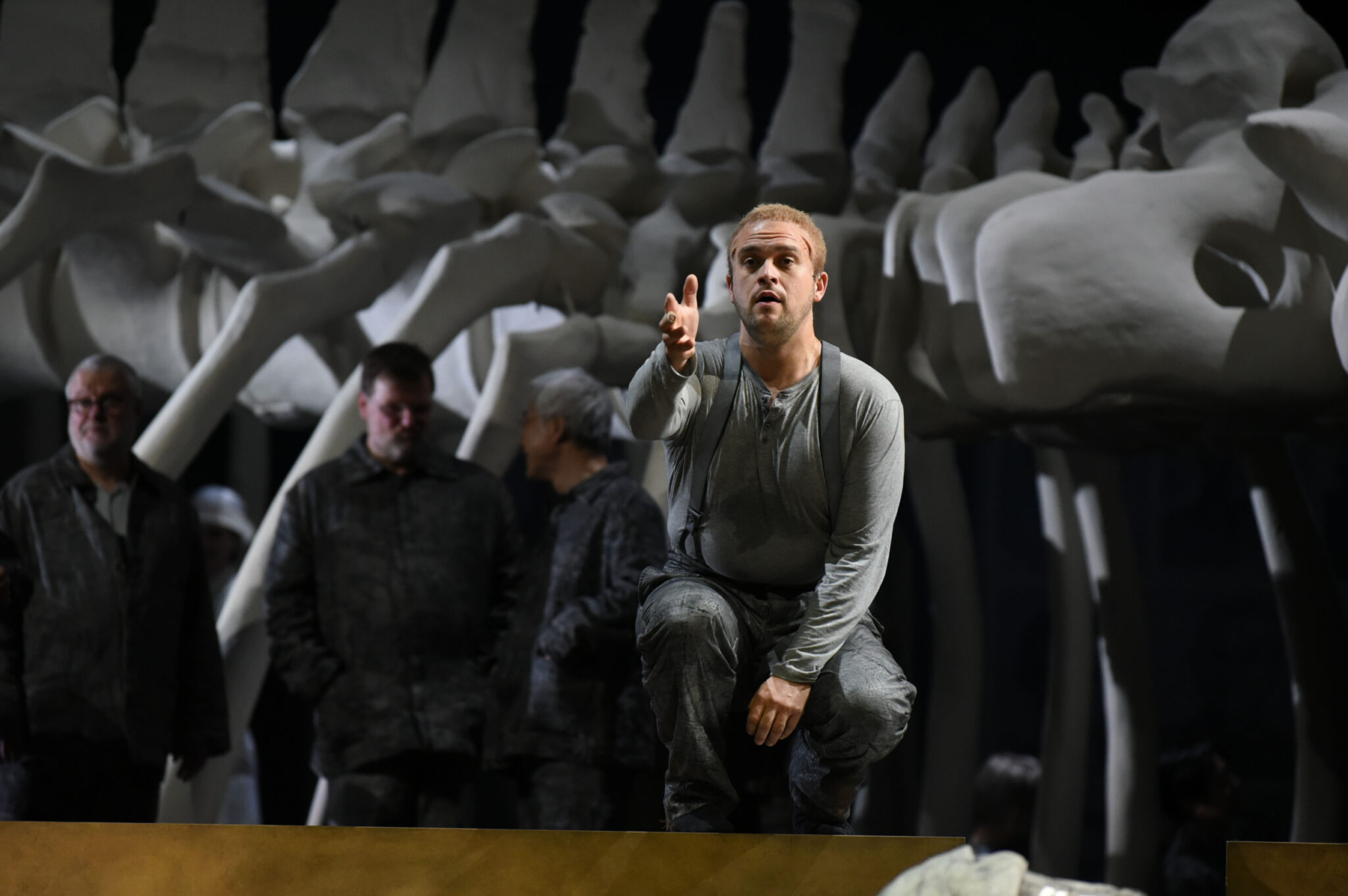 Szenenbild aus „Aus einem Totenhaus“ am Staatstheater Wiesbaden