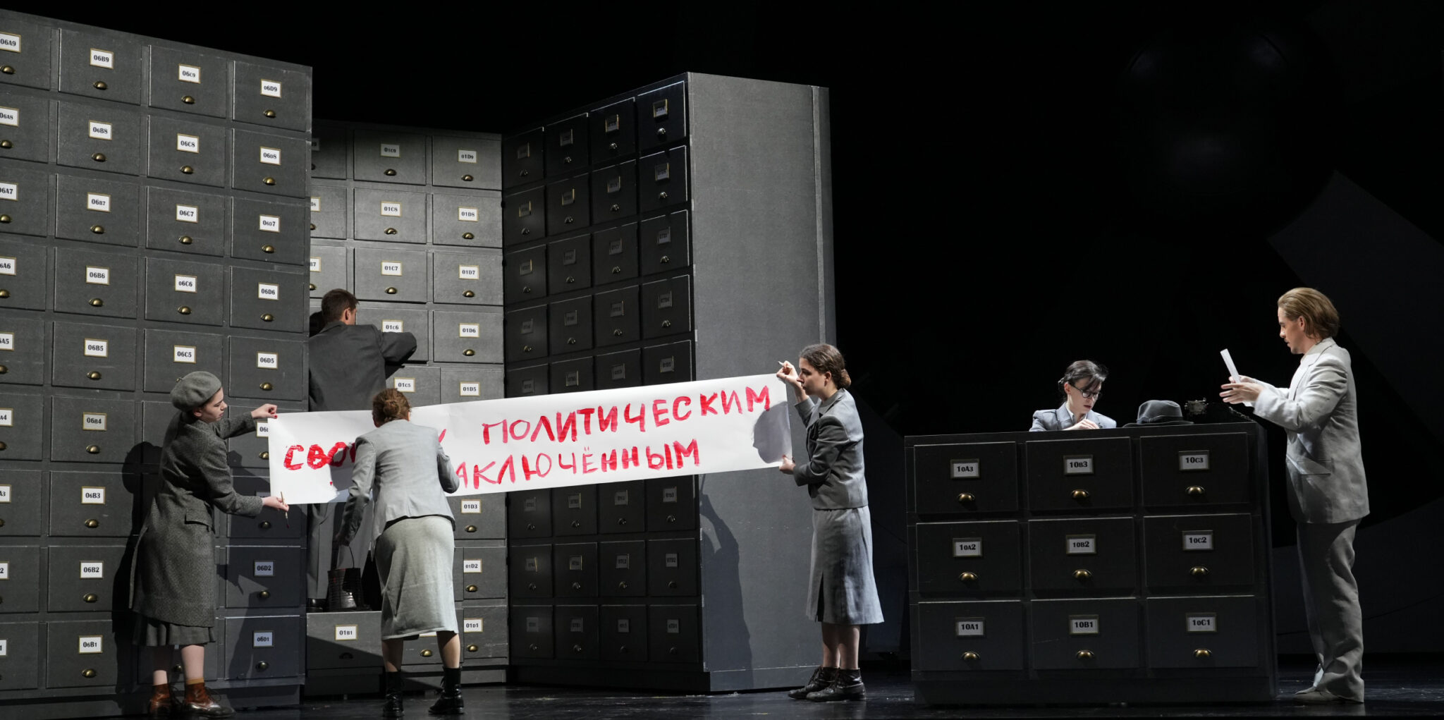 Szenenbild aus „Aus einem Totenhaus“ am Staatstheater Wiesbaden