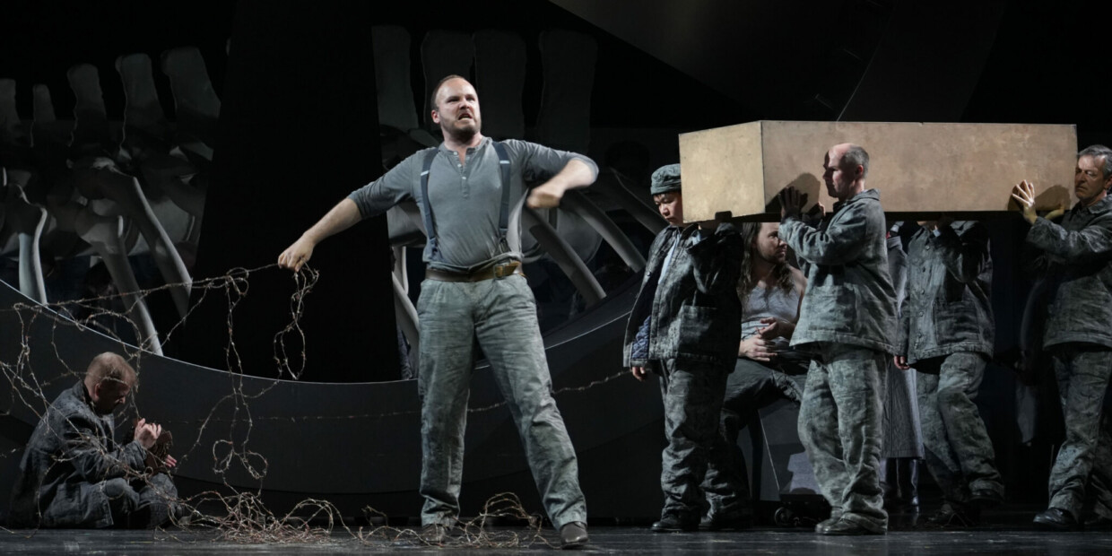 Trister Häftlingsalltag in Leoš Janáčeks „Aus einem Totenhaus“ bei den Internationalen Maifestspielen am Staatstheater Wiesbaden