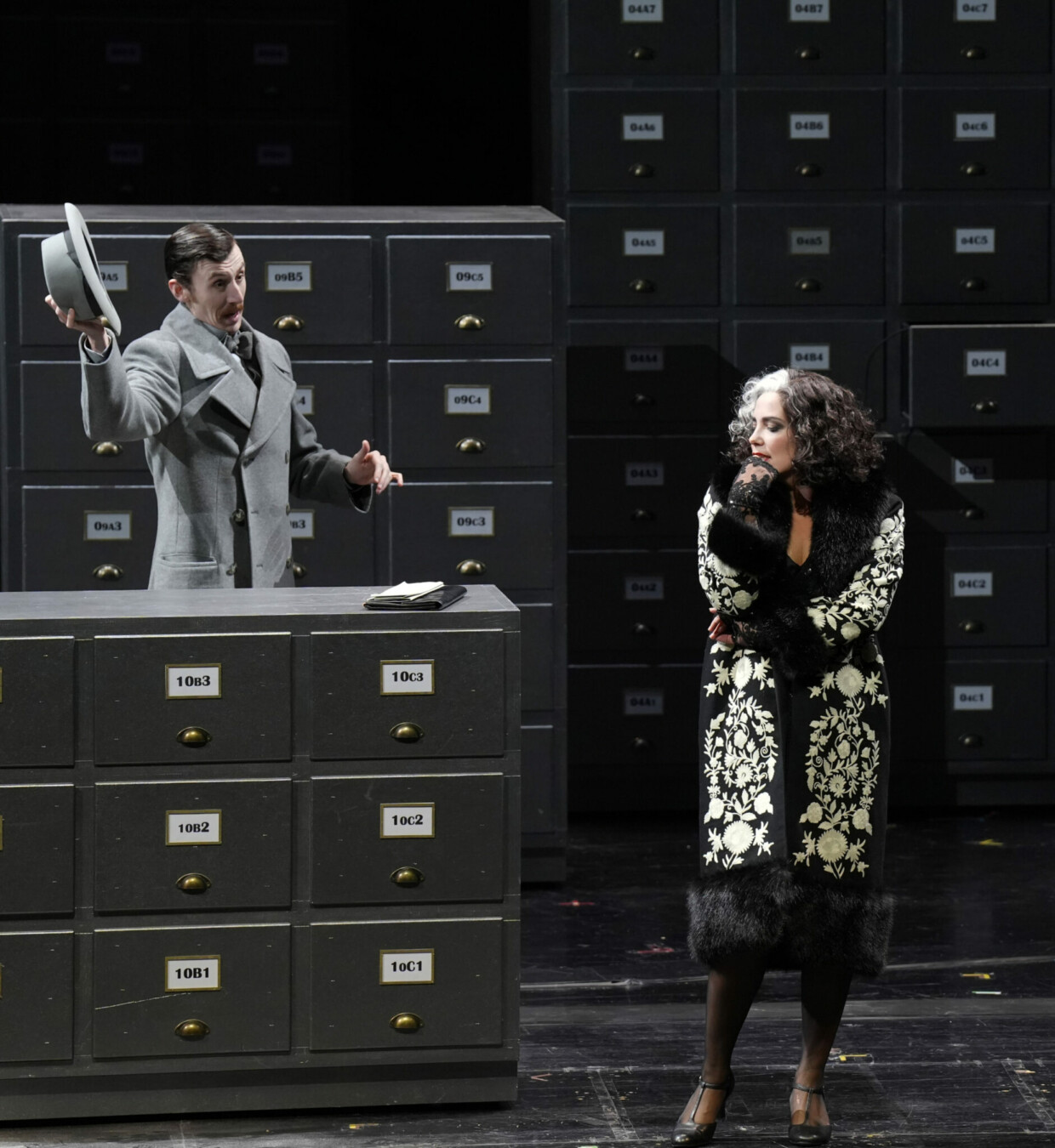 Szenenbild aus „Die Sache Makropulos“ am Staatstheater Wiesbaden