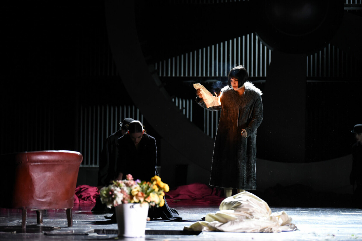 Szenenbild aus „Die Sache Makropulos“ am Staatstheater Wiesbaden
