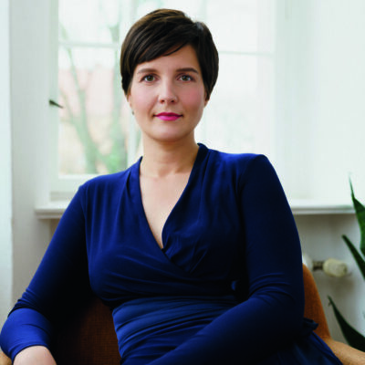 Blickt in ihrem neuen Roman „Dunkel der Himmel, goldhell die Melodie“ auf die bewegte Geschichte der Semperoper: Bestsellerautorin Anne Stern