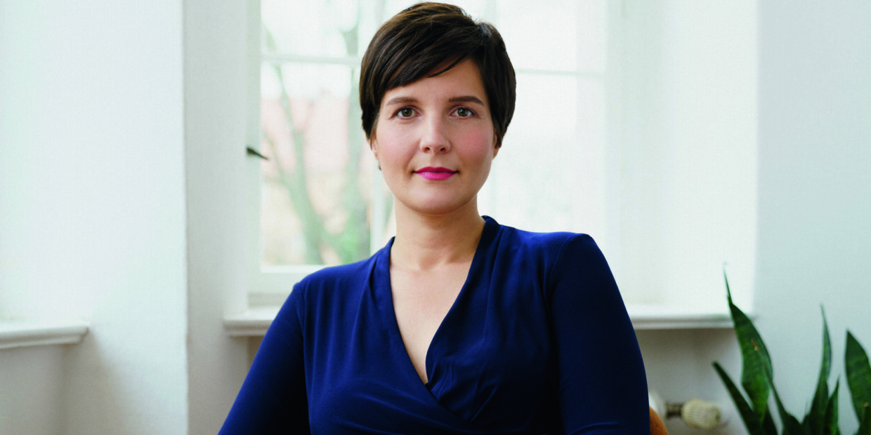 Blickt in ihrem neuen Roman „Dunkel der Himmel, goldhell die Melodie“ auf die bewegte Geschichte der Semperoper: Bestsellerautorin Anne Stern