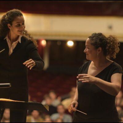Zahia Ziounani (rechts) coacht ihr Filmdouble Oulaya Amamra während der Dreharbeiten zu „Divertimento – Ein Orchester für alle“