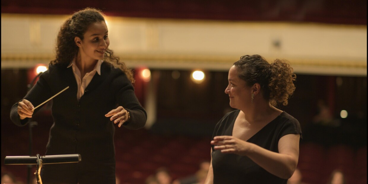 Zahia Ziounani (rechts) coacht ihr Filmdouble Oulaya Amamra während der Dreharbeiten zu „Divertimento – Ein Orchester für alle“