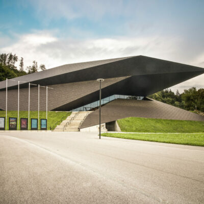 Neben dem benachbarten Passionsspielhaus eine der beiden Spielstätten des Festivals: Festspielhaus der Tiroler Festspiele Erl