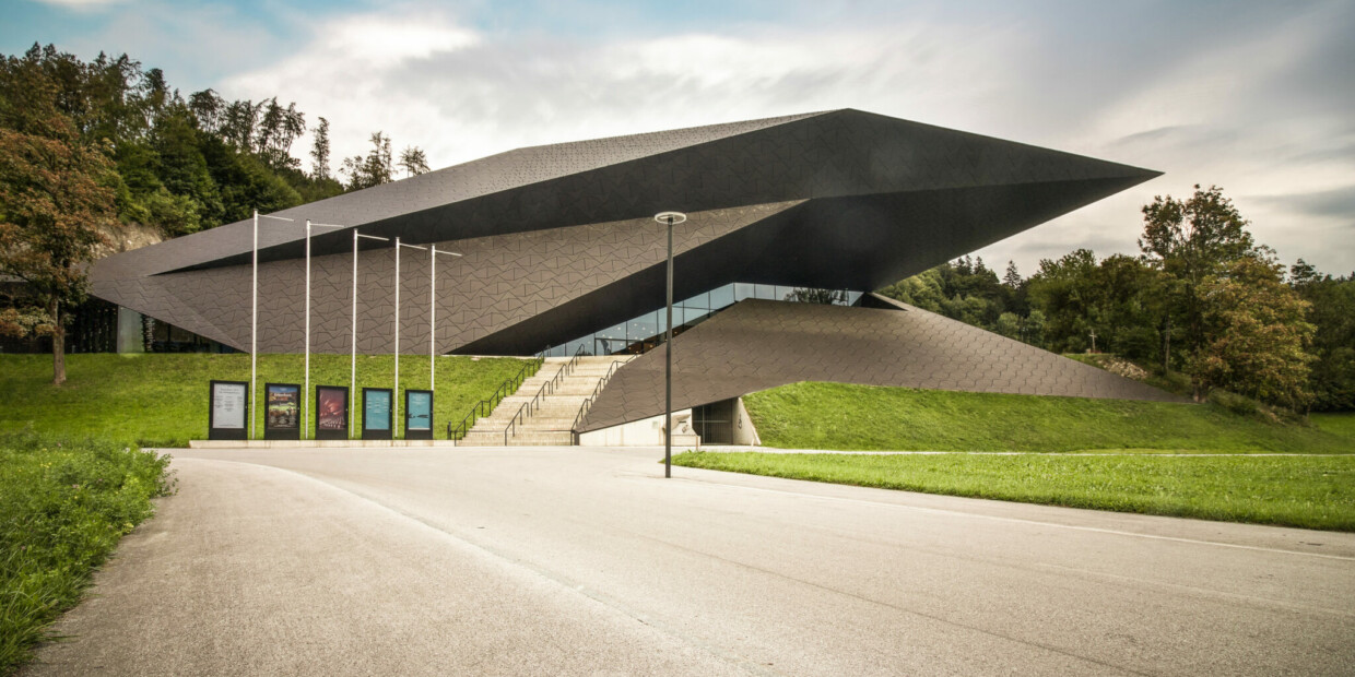 Neben dem benachbarten Passionsspielhaus eine der beiden Spielstätten des Festivals: Festspielhaus der Tiroler Festspiele Erl