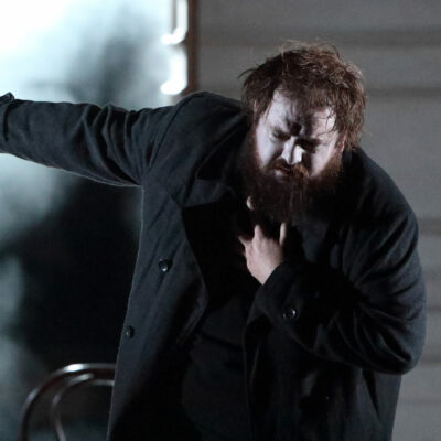 Nerdig, wenig zaudernd und doch sehr agil fällt die Titelrolle des „Hamlet“ aus, die in München erneut Allan Clayton verkörpert