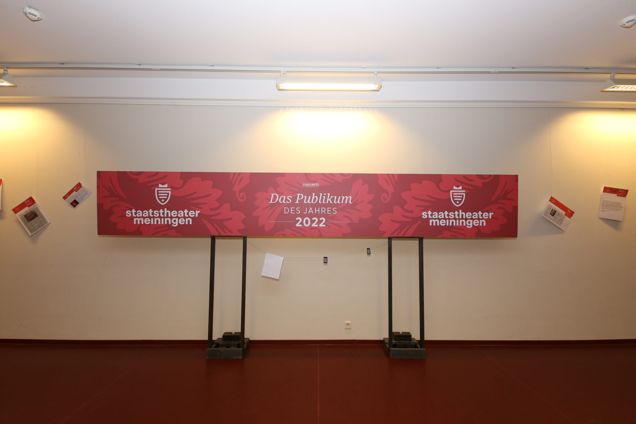 Stolz präsentiert das Staatstheater Meiningen seine Ehrung in einem eigenen Raum im zweiten Rang.