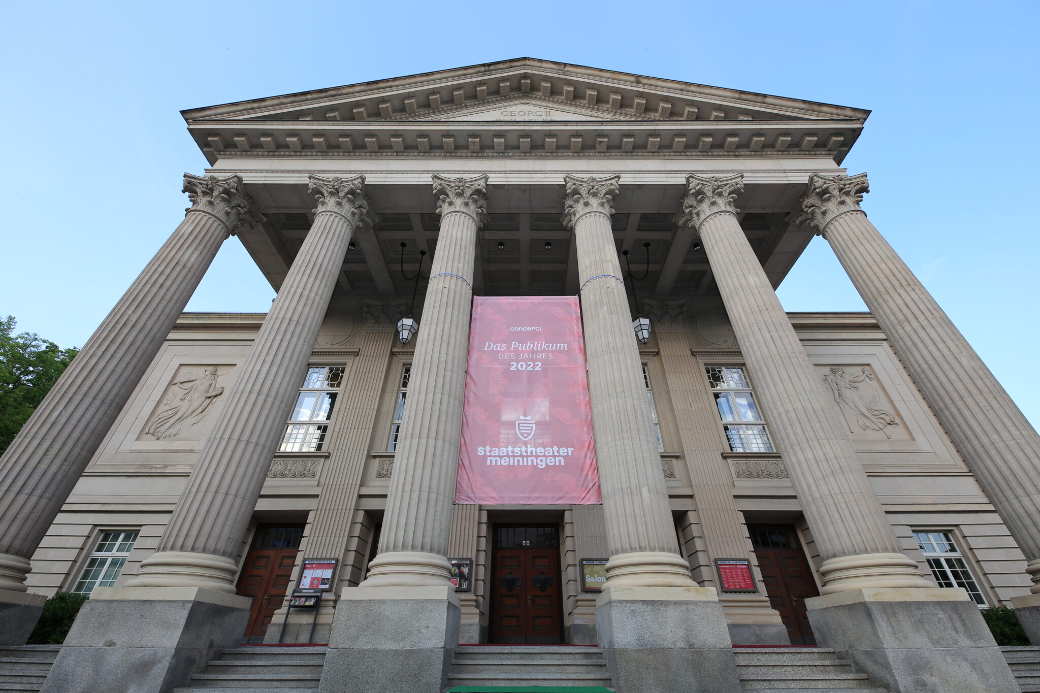 Hier prangt die Trophäe: das Staatstheater Meiningen hat das Publikum des Jahres 2022