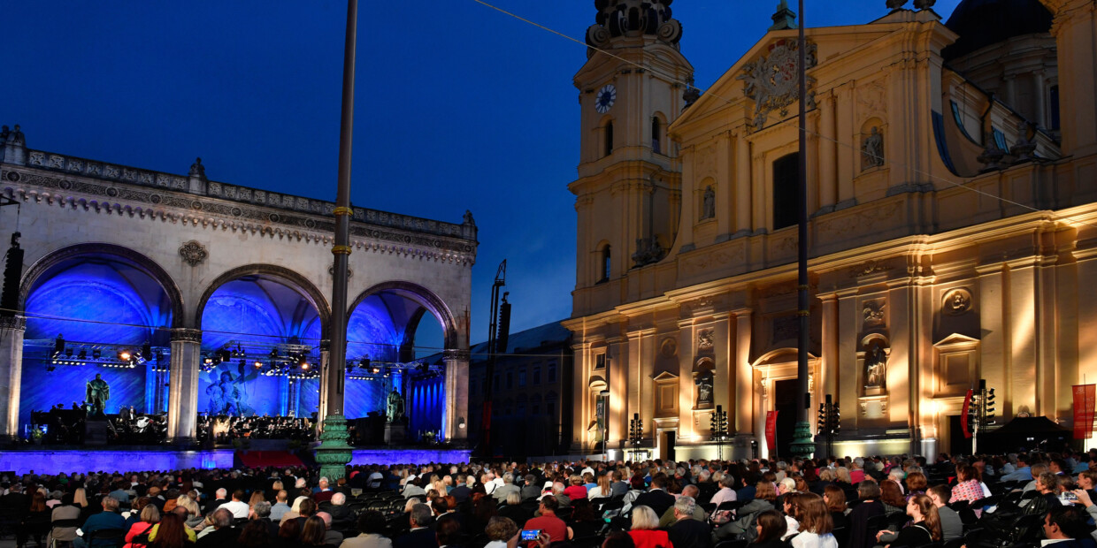 Mehrere tausend Besucher kommen jährlich zu „Klassik am Odeonsplatz“, den Auftakt zum Open Air gibt 2023 Christian Thielemann