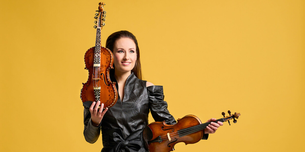 Bei den Weilburger Schlosskonzerten spielt Ragnhild Hemsing auf Geige und Hardangerfiedel