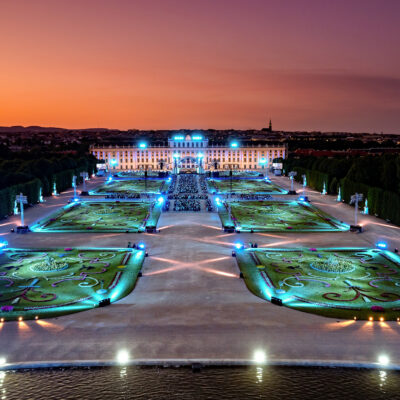 Seit 2004 spielen die Wiener Philharmoniker jedes Jahr bei freiem Eintritt vor der barocken Kulisse von Schloss Schönbrunn.