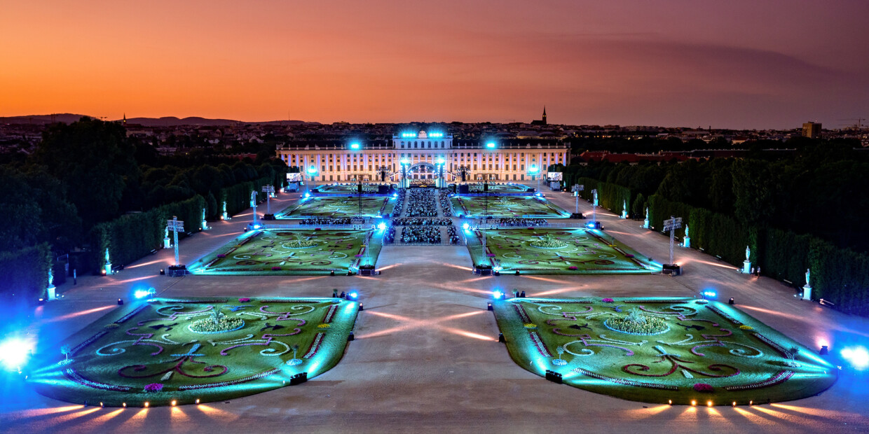 Seit 2004 spielen die Wiener Philharmoniker jedes Jahr bei freiem Eintritt vor der barocken Kulisse von Schloss Schönbrunn.