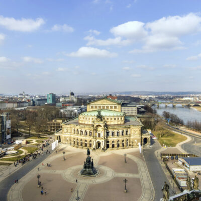 Die 1985 mit Carl Maria von Webers „Der Freischütz“ wiedereröffnete Semperoper ist Spielstätte der Sächsischen Staatskapelle Dresden