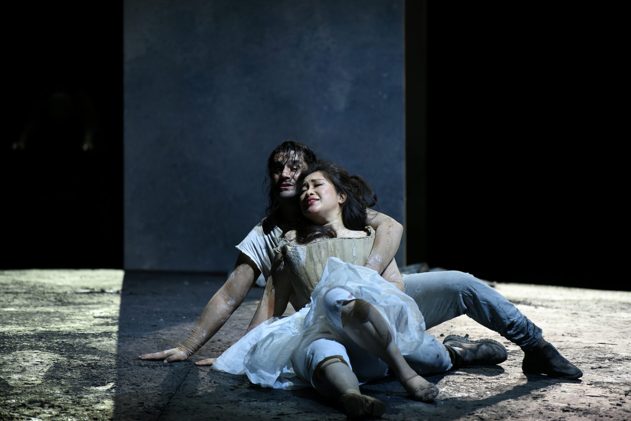 Saimir Pirgu (Ernani) und Guanqun Yu (Elvira) in Verdis „Ernani“ bei den Bregenzer Festspielen